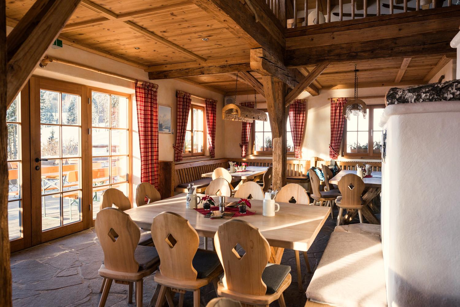 Stube mit Kamin - Schlitte Hitte in Ofterschwang Stube mit Kamin - Schlitte Hitte in Ofterschwang